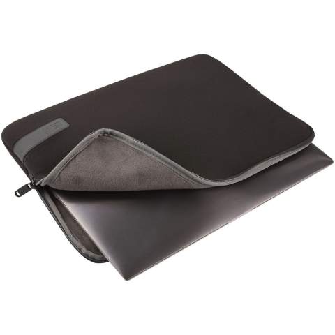 Housse pour ordinateur portable de 14" avec 6 mm de mousse à mémoire de forme dense et doublure intérieure molletonnée pour la protection de l’appareil, ainsi qu’un patch réfléchissant au niveau du panneau avant. Garantie Case Logic : 25 ans.
