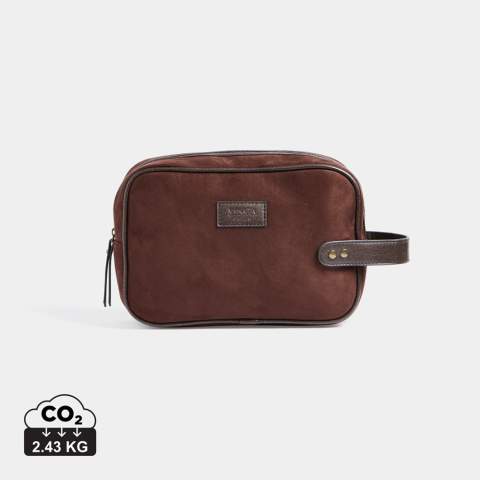 Klassische und dennoch moderne Kosmetiktasche aus Wildlederimitat mit Details aus PU. Mit dieser Tasche können Sie Ihre Hygieneartikel bequem zu Hause und auf Reisen stilvoll aufbewahren. Die Tasche hat eine handliche Größe und ist dank eines Riemens mit Messingdetails an der kurzen Seite leicht zu tragen.