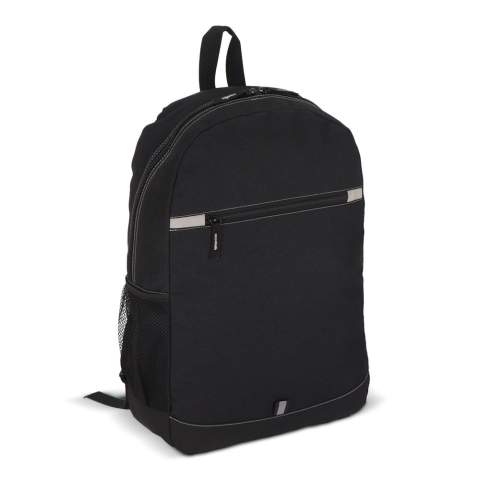 Dieser Rucksack ist aus recyceltem PET hergestellt. Er verfügt über verstellbare, gepolsterte Schultergurte, einen Griff an der Oberseite, ein Fach mit Reißverschluss an der Vorderseite, eine Netztasche an der Seite und einen kleinen reflektierenden Streifen für die Sichtbarkeit bei Nacht.