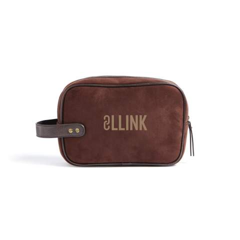 Klassische und dennoch moderne Kosmetiktasche aus Wildlederimitat mit Details aus PU. Mit dieser Tasche können Sie Ihre Hygieneartikel bequem zu Hause und auf Reisen stilvoll aufbewahren. Die Tasche hat eine handliche Größe und ist dank eines Riemens mit Messingdetails an der kurzen Seite leicht zu tragen.