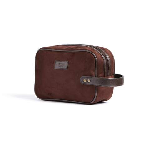 Klassische und dennoch moderne Kosmetiktasche aus Wildlederimitat mit Details aus PU. Mit dieser Tasche können Sie Ihre Hygieneartikel bequem zu Hause und auf Reisen stilvoll aufbewahren. Die Tasche hat eine handliche Größe und ist dank eines Riemens mit Messingdetails an der kurzen Seite leicht zu tragen.