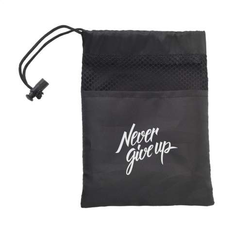 Serviette pratique en microfibre (100 x 50 cm) 80 % microfibre et 20 % polyamide. Cette serviette de sport a une excellente capacité absorbante, est très légère, douce et agréable au toucher et sèche très vite. Avec boucle de suspension. Fournie dans une pochette pratique (dim. 17,5 x 13,3 cm). Idéale pendant et après une session de sport intense.
