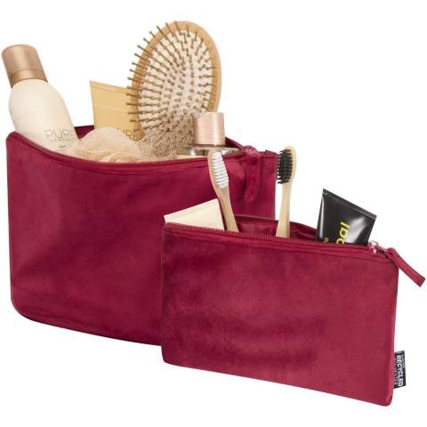 Set de 2 trousses de toilette en polyester velvet gomme recyclé certifié GRS. Le set comprend une grande et une petite pochette pour un rangement organisé. Léger, durable et facile à ranger dans un bagage. La grande pochette mesure 32 x 21 cm, la petite 23 x 13 cm. 