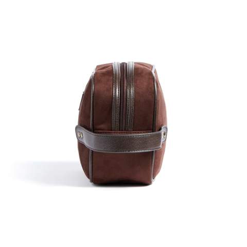 Klassische und dennoch moderne Kosmetiktasche aus Wildlederimitat mit Details aus PU. Mit dieser Tasche können Sie Ihre Hygieneartikel bequem zu Hause und auf Reisen stilvoll aufbewahren. Die Tasche hat eine handliche Größe und ist dank eines Riemens mit Messingdetails an der kurzen Seite leicht zu tragen.
