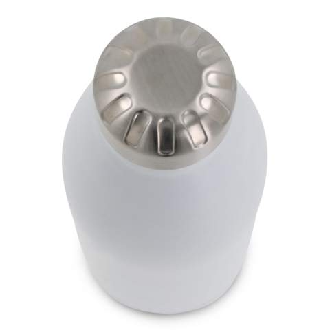 Double walled vacuum insulated drinking bottle with a 0,75L capacity. This 100% leak-proof bottle keeps drinks at the same temperature for longer thanks to the vacuum in between the walls. Drinks will stay warm for up to 12 hours and/or cold up to 24 hours. Comes packaged in a gift box.