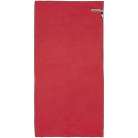 La serviette de sport Pieter absorbe très bien, est légère, sèche rapidement et le tissu est durable et extrêmement doux. Lorsque la serviette est pliée et fixée à l'aide de l'élastique, elle est réduite à une petite taille, ce qui permet de l'emmener à la salle de sport, à la piscine, ou de l'utiliser en randonnée ou en camping. D'une taille de 50 x 100 cm, la serviette est composée à 90 % de polyester recyclé certifié GRS et à 10 % de nylon. Elle peut être lavée en machine à 40 °C. Elle est livrée avec une pochette de rangement (17 x 13 cm) en plastique PET recyclé, qui offre une surface idéale pour l'impression d'un logo.