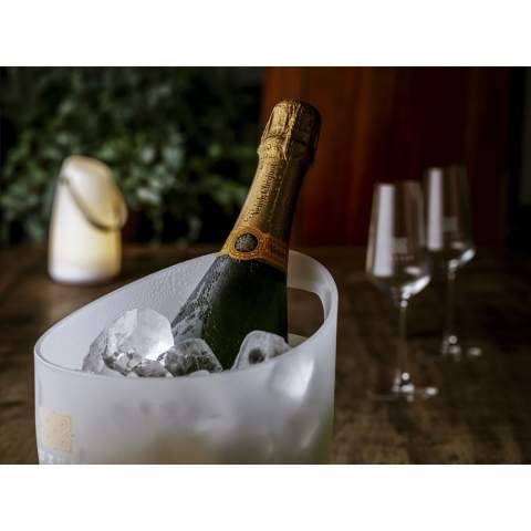 Eleganter Flaschenkühler aus robustem Kunststoff. Mit praktischem Griff. Füllen Sie diesen Kühler mit Eiswürfeln zum kalten Servieren von Erfrischungsgetränken, Bier- oder Weinflaschen. 100% recycelbar. Fassungsvermögen 2.500 ml. Hergestellt in Deutschland.