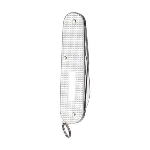 Couteau Suisse original de la marque Victorinox avec poignée en Alox robuste et de haute qualité. Les poignées résistantes à la rouille sont en aluminium perforé pour une meilleure adhérence. Le couteau est doté de plaques intermédiaires en aluminium anodisé dur et des outils en acier recyclé à 100%. 4 pièces avec 9 fonctions: grand couteau, ouvre-boîte avec petit tournevis 3 mm, décapsuleur avec grand tournevis 6 mm, pince à dénuder, lime à ongles, outil de nettoyage des ongles, porte-clés. Comprend un mode d'emploi et une garantie à vie contre les défauts de matériaux et de fabrication. Victorinox est le symbole mondial de qualité, fiabilité, fonctionnalité et perfection. Attention, la législation en vigueur s'applique concernant la possession et / ou le transport de couteaux ou d'outils multifonctions en public. Par pièce dans une boîte.