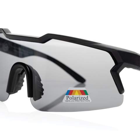 Sportliche, polarisierte Sonnenbrille mit RCS zertifiziert recyceltem PC-Rahmen. Gesamtanteil an recyceltem Material: 50% basierend auf dem Gesamtgewicht des Artikels. Die RCS-Zertifizierung gewährleistet eine vollständig zertifizierte Lieferkette der recycelten Materialien. Mit recycelter RPET-Hülle zur Aufbewahrung der Brille. Die Gläser sind polarisiert, wodurch reflektierendes Sonnenlicht eliminiert wird, was sie ideal für Sport und Outdoor-Aktivitäten macht. Entspricht EN ISO 12312-1, UV 400 und CAT 3. Verpackt in einer FSC®-Geschenkverpackung.<br /><br />PVC free: true