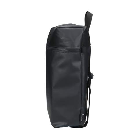 Sac à dos robuste de la marque Fraenck, fabriqué en toile de voile recyclée. Ce matériau robuste et hydrofuge est fabriqué à partir de matériaux recyclés provenant de l'industrie de la voile. La fermeture à glissière peut être enroulée et fixée à l'aide d'un mousqueton. Les sangles d'épaule sont réglables et le sac est muni d'une boucle de transport. Un design intemporel. Capacité env. 16 litres. Fabriqué en Hollande.