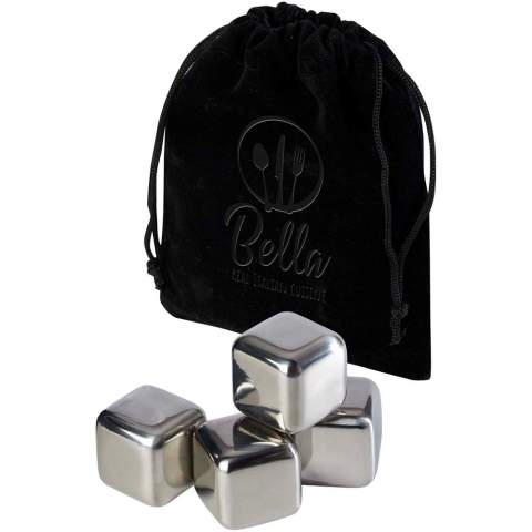 Ensemble de 4 glaçons en acier inoxydable réutilisables livrés dans une pochette en velours. Ces glaçons refroidissent les boissons de manière rapide et efficace, tout en préservant leur saveur.