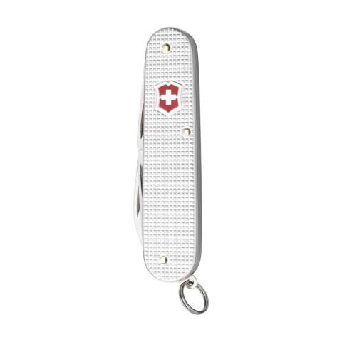 Couteau Suisse original de la marque Victorinox avec poignée en Alox robuste et de haute qualité. Les poignées résistantes à la rouille sont en aluminium perforé pour une meilleure adhérence. Le couteau est doté de plaques intermédiaires en aluminium anodisé dur et des outils en acier recyclé à 100%. 4 pièces avec 9 fonctions: grand couteau, ouvre-boîte avec petit tournevis 3 mm, décapsuleur avec grand tournevis 6 mm, pince à dénuder, lime à ongles, outil de nettoyage des ongles, porte-clés. Comprend un mode d'emploi et une garantie à vie contre les défauts de matériaux et de fabrication. Victorinox est le symbole mondial de qualité, fiabilité, fonctionnalité et perfection. Attention, la législation en vigueur s'applique concernant la possession et / ou le transport de couteaux ou d'outils multifonctions en public. Par pièce dans une boîte.
