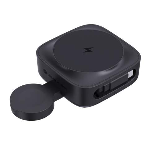De kracht om op te laden, alles in één strak design. De Urban Vitamin Goleta is een 2-in-1 15W magnetische draadloze oplader met een intrekbare USB-C-kabel van 65 cm. Hij combineert draadloos opladen met het gemak van bekabeld opladen in één compacte, draagbare oplossing. Of u nu uw telefoon, iWatch of beide oplaadt, Goleta biedt de flexibiliteit en efficiëntie die u nodig hebt. De Goleta is ontworpen met een supersterke magnetische verbinding en houdt uw telefoon stevig op zijn plaats terwijl hij draadloos oplaadt tot 15W voor telefoons, met meerdere uitgangsvermogens (10W, 7,5W, 5W), afhankelijk van uw apparaat. De draadloze 2,5W-uitgang voor iWatch zorgt ervoor dat uw smartwatch ook van stroom blijft. De intrekbare RTPE-kabel zorgt voor knoopvrije, eenvoudige opslag tijdens het opladen, en met een 9V/3A USB-C-ingang levert hij efficiënte stroom voor al uw apparaten. Goleta is gemaakt met RCS (Recycled Claim Standard) gecertificeerde RABS-materialen. Urban Vitamin-artikelen zijn gema<br /><br />WirelessCharging: true<br />PVC free: true