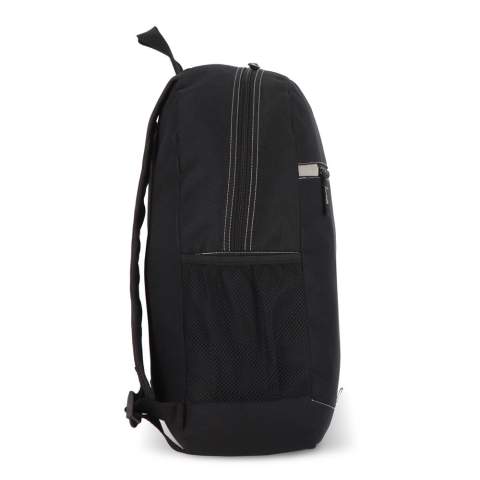 Dieser Rucksack ist aus recyceltem PET hergestellt. Er verfügt über verstellbare, gepolsterte Schultergurte, einen Griff an der Oberseite, ein Fach mit Reißverschluss an der Vorderseite, eine Netztasche an der Seite und einen kleinen reflektierenden Streifen für die Sichtbarkeit bei Nacht.