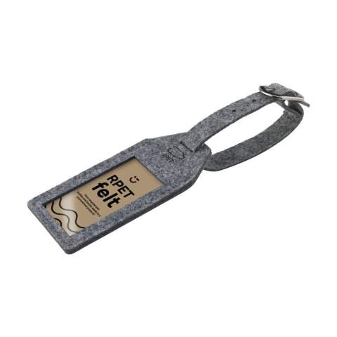 WoW! Gepäckanhänger aus RPET-Filz. Dieser Filz wird aus recycelten PET-Flaschen und recycelten Textilien hergestellt. Der Anhänger lässt sich mühelos an allen Arten von Koffern und Taschen anbringen. Größe Papiereinlage: 7,5 x 3,9 cm. Größe des Fensters: 6,4 x 3,5 cm. GRS-zertifiziert. Recyceltes Material insgesamt: 75%.