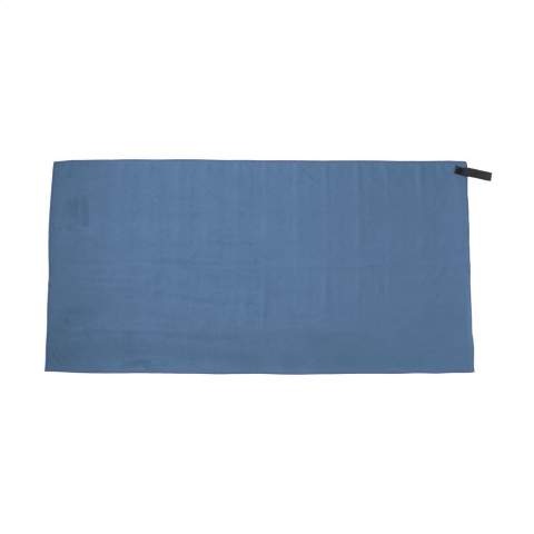 Serviette pratique en microfibre (100 x 50 cm) 80 % microfibre et 20 % polyamide. Cette serviette de sport a une excellente capacité absorbante, est très légère, douce et agréable au toucher et sèche très vite. Avec boucle de suspension. Fournie dans une pochette pratique (dim. 17,5 x 13,3 cm). Idéale pendant et après une session de sport intense.