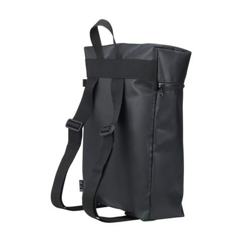 Sac à dos robuste de la marque Fraenck, fabriqué en toile de voile recyclée. Ce matériau robuste et hydrofuge est fabriqué à partir de matériaux recyclés provenant de l'industrie de la voile. La fermeture à glissière peut être enroulée et fixée à l'aide d'un mousqueton. Les sangles d'épaule sont réglables et le sac est muni d'une boucle de transport. Un design intemporel. Capacité env. 16 litres. Fabriqué en Hollande.