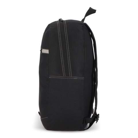 Dieser Rucksack ist aus recyceltem PET hergestellt. Er verfügt über verstellbare, gepolsterte Schultergurte, einen Griff an der Oberseite, ein Fach mit Reißverschluss an der Vorderseite, eine Netztasche an der Seite und einen kleinen reflektierenden Streifen für die Sichtbarkeit bei Nacht.