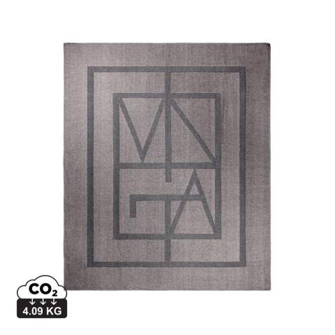 Blottissez-vous et restez au chaud avec notre couverture monogramme - un plaid élégant et doux au toucher luxueux. Elle présente un design double face avec des tons contrastés et un subtil motif de monogramme inversé. Taille : 170x130cm. 260 g/m². Lavable en machine pour un entretien facile. Certifié par GRS (Global Recycled Standard), la certification GRS garantit que l'ensemble de la chaîne d'approvisionnement des matériaux recyclés est certifiée. Le contenu recyclé total est basé sur le poids total du produit. Ce produit contient 97 % de polyester recyclé certifié GRS.