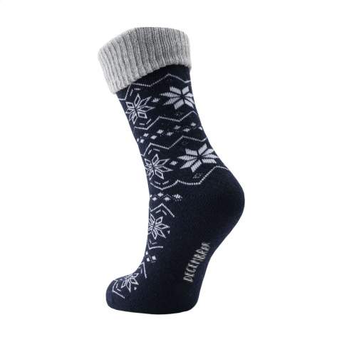 Chaussettes d'hiver confortables en laine de la marque Vodde. Les chaussettes présentent un motif d'hiver standard, tricoté. Un logo peut être tricoté au bas de la chaussette dans la couleur de votre choix. Idéales comme chaussettes d'intérieur.  • Les chaussettes sont fournies en par paires avec une étiquette, qui peut être imprimée dans votre propre design en couleur.   • Ces chaussettes sont composées à 25% laine recyclée, 55% RPET, 17% polyamide et 3% élasthanne. Taille unique. Laver jusqu'à 30 degrés.  • Quantité minimale au total : 100 paires de chaussettes.  • En option : Livré par paires dans une boîte (personnalisée) en carton recyclé - possible à partir de 1200 paires de chaussettes.  • En portant ces chaussettes durables, vous contribuez à un monde moins pollué. Développé et testé aux Pays-Bas. Fabriqué dans l'UE.