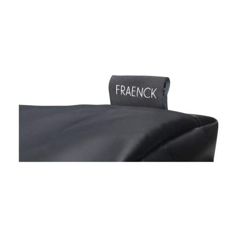 Sac à dos robuste de la marque Fraenck, fabriqué en toile de voile recyclée. Ce matériau robuste et hydrofuge est fabriqué à partir de matériaux recyclés provenant de l'industrie de la voile. La fermeture à glissière peut être enroulée et fixée à l'aide d'un mousqueton. Les sangles d'épaule sont réglables et le sac est muni d'une boucle de transport. Un design intemporel. Capacité env. 16 litres. Fabriqué en Hollande.