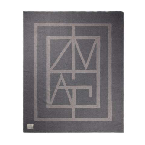 Blottissez-vous et restez au chaud avec notre couverture monogramme - un plaid élégant et doux au toucher luxueux. Elle présente un design double face avec des tons contrastés et un subtil motif de monogramme inversé. Taille : 170x130cm. 260 g/m². Lavable en machine pour un entretien facile. Certifié par GRS (Global Recycled Standard), la certification GRS garantit que l'ensemble de la chaîne d'approvisionnement des matériaux recyclés est certifiée. Le contenu recyclé total est basé sur le poids total du produit. Ce produit contient 97 % de polyester recyclé certifié GRS.