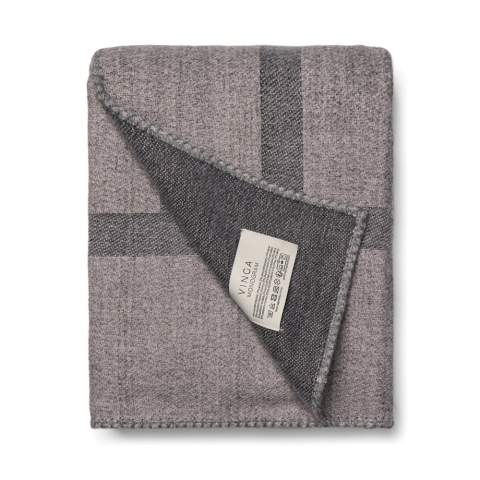 Blottissez-vous et restez au chaud avec notre couverture monogramme - un plaid élégant et doux au toucher luxueux. Elle présente un design double face avec des tons contrastés et un subtil motif de monogramme inversé. Taille : 170x130cm. 260 g/m². Lavable en machine pour un entretien facile. Certifié par GRS (Global Recycled Standard), la certification GRS garantit que l'ensemble de la chaîne d'approvisionnement des matériaux recyclés est certifiée. Le contenu recyclé total est basé sur le poids total du produit. Ce produit contient 97 % de polyester recyclé certifié GRS.