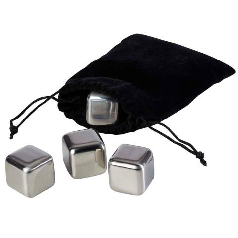 Ensemble de 4 glaçons en acier inoxydable réutilisables livrés dans une pochette en velours. Ces glaçons refroidissent les boissons de manière rapide et efficace, tout en préservant leur saveur.