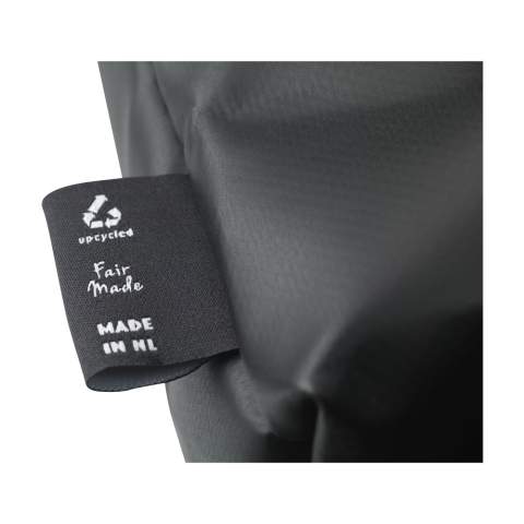 Sac à dos robuste de la marque Fraenck, fabriqué en toile de voile recyclée. Ce matériau robuste et hydrofuge est fabriqué à partir de matériaux recyclés provenant de l'industrie de la voile. La fermeture à glissière peut être enroulée et fixée à l'aide d'un mousqueton. Les sangles d'épaule sont réglables et le sac est muni d'une boucle de transport. Un design intemporel. Capacité env. 16 litres. Fabriqué en Hollande.