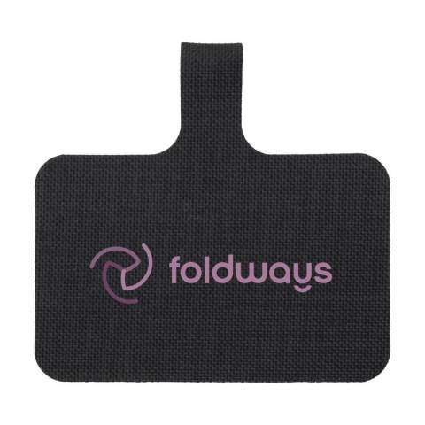 Solide lanyard en polyester RPET tissé (fabriqué à partir de bouteilles en PET recyclées). Fourni avec un mousqueton en métal et un patch universel.   Le patch permet d'attacher votre smartphone à votre lanyard. Ce système vous permet de porter votre smartphone en toute sécurité autour de votre cou. Vous aurez ainsi votre téléphone rapidement à portée de main et vous garderez les mains et les poches de vos vêtements libres. Ce patch est compatible avec la plupart des combinaisons de smartphones et de coques, mais pas avec les coques à fond ouvert. Le système est conçu pour que le port de chargement de votre téléphone ne soit pas bloqué, même lorsque le téléphone est attaché au lanyard.   Comprend un marquage par sublimation en couleur sur le lanyard. Fabriqué en Europe.