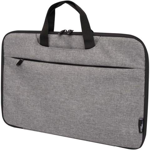 La sacoche pour ordinateur portable 2 en 1 Libra est parfaite pour les déplacements quotidiens ou les voyages en raison de ses fonctionnalités et de son design bien pensés. Elle est fabriquée à partir de polyester recyclé certifié GRS et d'une doublure en RPET. Elle est dotée d'un compartiment principal zippé qui peut s'ouvrir à 180 degrés pour faciliter les contrôles de sécurité. La sacoche comprend également une housse pour ordinateur portable 14" protégée en néoprène de qualité d'un côté, 2 poches en maille filet de l'autre côté, une poche avant zippée, une sangle pour trolley à l'arrière et deux poches ouvertes pour un rangement supplémentaire où vous pouvez également ranger facilement les poignées en sangle, la transformant en housse pour ordinateur portable.