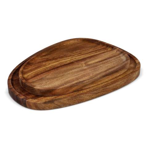 Bringen Sie Wärme und Stil auf Ihren Tisch mit diesem schönen Set aus zwei Akazienholzschalen von InSideOuts. Mit ihrer einzigartigen organischen Form verleihen sie jeder Gelegenheit einen verspielten und natürlichen Touch. Egal, ob Sie Ihren Lieblingskäse, Oliven, Tapas oder sogar eine Tasse Kaffee oder Tee mit einem leckeren Keks oder Gebäck servieren, diese Tabletts sind die perfekte Wahl.
Dank des nachhaltigen und hochwertigen Akazienholzes strahlen die Schalen Luxus und Schlichtheit aus und sind dabei leicht zu pflegen. Sie sind kompakt, schön anzusehen und für den täglichen Gebrauch oder einen besonderen Moment geeignet.
Verwenden Sie sie, wie Sie wollen - für ein gemütliches Frühstück, einen stilvollen Drink oder einen kleinen Moment für sich selbst. Diese Tabletts sind mehr als nur funktional, sie machen jede Präsentation zu etwas ganz Besonderem.
