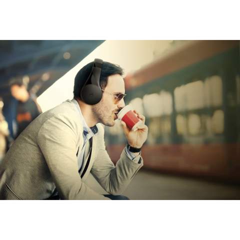 Motorola XT500 bietet Leistung in Studioqualität sowie kabellose Freiheit. Diese Over-Ear Kopfhörer sind mit Bluetooth 4.1-Technologie ausgestattet, sodass Sie kabellos Musik oder Podcasts hören können. Leistungsstarke 40mm-Speaker sowie eine Geräuschisolierung sorgen für hervorragenden Klangfür bis zu die 10 Stunden Spielzeit. Mit faltbaren Ohrmuscheln. Dank des integrierten Mikrofons können Sie außerdem freihändig telefonieren, was die XT500 perfekt für den ganztägigen Gebrauch macht. Leicht und faltbar für unterwegs.<br /><br />HasBluetooth: True
