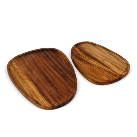Bringen Sie Wärme und Stil auf Ihren Tisch mit diesem schönen Set aus zwei Akazienholzschalen von InSideOuts. Mit ihrer einzigartigen organischen Form verleihen sie jeder Gelegenheit einen verspielten und natürlichen Touch. Egal, ob Sie Ihren Lieblingskäse, Oliven, Tapas oder sogar eine Tasse Kaffee oder Tee mit einem leckeren Keks oder Gebäck servieren, diese Tabletts sind die perfekte Wahl.
Dank des nachhaltigen und hochwertigen Akazienholzes strahlen die Schalen Luxus und Schlichtheit aus und sind dabei leicht zu pflegen. Sie sind kompakt, schön anzusehen und für den täglichen Gebrauch oder einen besonderen Moment geeignet.
Verwenden Sie sie, wie Sie wollen - für ein gemütliches Frühstück, einen stilvollen Drink oder einen kleinen Moment für sich selbst. Diese Tabletts sind mehr als nur funktional, sie machen jede Präsentation zu etwas ganz Besonderem.

