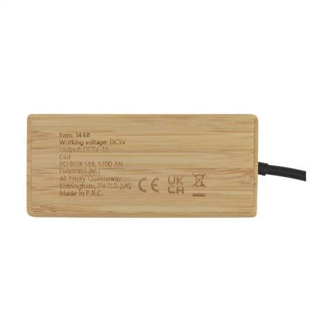 USB 2.0-HUB mit  FSC 100 % Bambusgehäuse. Ausgestattet mit 1 USB-A-Anschluss und 3 USB-C-Anschlüssen zum Anschluss weiterer Geräte. Inklusive Typ-C-Kabel und Gebrauchsanweisung. Bambus ist ein natürliches Material. Deshalb kann die Farbe je nach Produkt variieren. Pro Stück in einer Verpackung.