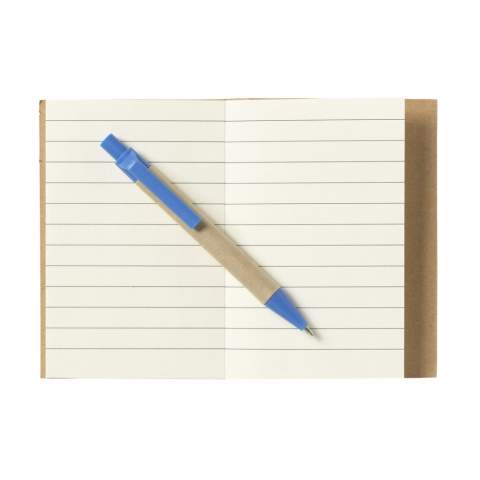 Mini bloc-notes écologique en matériau recyclé avec +/- 80 feuillets, papier crème ligné, couverture cartonnée et dos relié. Inclus : stylo assorti à encre bleue.