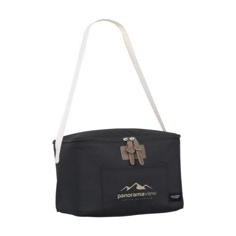Deze stijlvolle en functionele koeltas van het merk Wooosh is gemaakt van stevig RPET 600D polyester. Met een handig voorvakje voor een telefoon. De aantrekkelijke accenten, zoals de luxe ritstrekkers en de zachte, geweven draagriem, vallen direct op. Dankzij de isolerende laag blijven drankjes en etenswaren prima op temperatuur. Ideaal voor een ontspannen picknick, een dagje strand of voor onderweg. GRS-gecertificeerd. Totaal gerecycled materiaal: 30%. Inhoud ca. 7 liter.