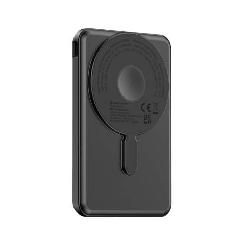 Redwood, die 5000mAh-5-in-1 20W-PD-Schnellladepowerbank ist mit einem  magnetischen 15W-Ladegerät ausgestattet, mit dem Sie Ihr Telefon mit maximaler Geschwindigkeit kabellos aufladen können. Ebenso können Sie auch Ihre AirPods oder Apple Watch aufladen. Benötigen Sie einen noch schnelleren Energieschub, um den Tag zu überstehen? Redwood unterstützt das blitzschnelle Laden mit 20W über seinen USB-C-Anschluss, sowohl zum Aufladen der Powerbank selbst als auch zum Aufladen Ihres Geräts. Sie verfügt auch über ein integriertes USB-C-Schnellladekabel und ein integriertes Lightning-Kabel. Mit dem integrierten Ständer können Sie Ihr Telefon während des Ladevorgangs aufstellen, um z.B. Filme anzusehen. Hergestellt aus rec. ABS- & PC-Kunststoff hergestellt; nach dem RCS-Standard (Recycled Claim Standard) zertifiziert. Der Gesamtanteil an rec. Material beträgt 24% des Gesamtgewichts des Artikels. Urban Vitamin-Produkte sind ohne PVC hergestellt und in kunststoffreduzierten Verpackungen verpackt.<br /><br />WirelessCharging: true<br />PowerbankCapacity: 5000<br />PVC free: true