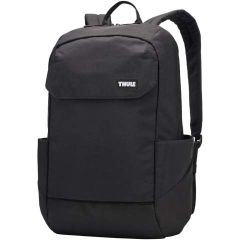 Ein stilvoller Rucksack mit viel Platz, einem gepolsterten Rückenteil und Schultergurten für optimalen Komfort. Mit einem gepolsterten Fach für ein 16"-MacBook® oder einen 15,6"-Laptop, einem speziellen Einschubfach für ein 10,5"-Tablet und mehreren Fächern für die Aufbewahrung und den einfachen Zugriff auf kleinere Gegenstände.