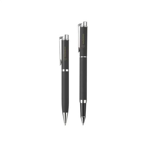 Schickes, metallenes Schreibset: Blauschreibender Kugelschreiber und Fineliner mit schnelltrocknender blauer Tinte. Beides mit stylischem gummierten Abschluss, Clip und hochglänzenden Akzenten. Pro Set in einer Verpackung.