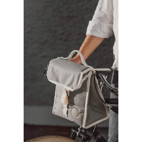 This modern, stylish cooler bag is perfect for your excursions. It is made of 50% recycled material from PET bottles. The inside can easily be wiped out and thick PEVA padding keeps the bag cold for a long time. With a touch fastener on the back of the bag, you can secure it to your bicycle handlebars. The bag also has an adjustable cover, ensuring optimal cold insulation every time.