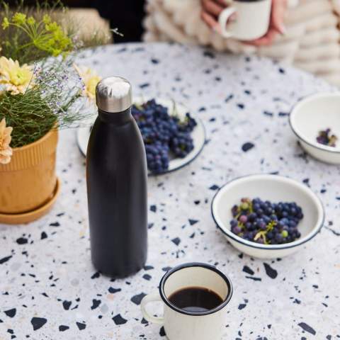 The large version of Sagaform's classic and very popular insulation bottle. Holds 750ml. Advanced vacuum construction with double-walled steel and copper coating provides excellent insulation without condensation. The bottle keeps drinks ice cold for up to 24 hours or hot for 12 hours.