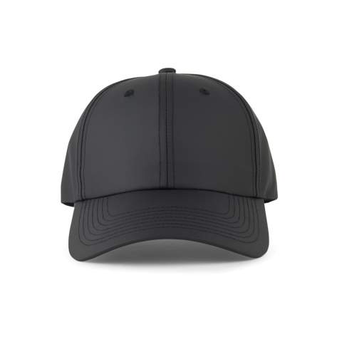 Lässige Mütze in klarem Design. Perfekt für gemütliche Tage oder entspannte Geschäftstermine. Diese 6-Panel-Mütze hat einen geschwungenen Rand und einen vielseitig verstellbaren Schnallenverschluss. Mit einem maximalen Umfang von 63cm bietet diese schlichte und bequeme Kappe für die meisten Kopfgrößen die perfekte Passform. Sie ist aus recyceltem PET mit dem AWARE™-Tracer hergestellt, der die tatsächliche Verwendung recycelter Materialien bestätigt. 2% des Erlöses jedes verkauften Produkts werden an Water.org gespendet.