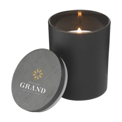 Bougie parfumée Wooosh Classic Jasmine décorative moulée dans un verre coloré avec une belle finition mate et scellée avec un couvercle en bois décoratif. La bougie parfumée est fabriquée à partir de cire de soja écologique avec 5% d'huile de parfum aromatique. Allumez la bougie et découvrez l'arôme floral puissant et la douceur du jasmin blanc. Cette fleur a un parfum particulier, distinct, avec une combinaison de notes sucrées, épicées et musquées qui remplissent la pièce où la bougie brûle. Cette luxueuse bougie parfumée, avec env. 10 heures de combustion, s'adapte à tous les environnements et apporte une atmosphère relaxante à toutes les ambiances. Le cadeau parfait pour toute occasion. Par pièce dans une Wooosh boîte cadeau luxueuse.