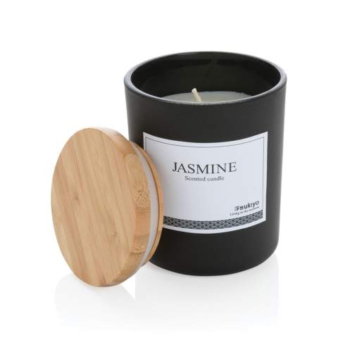 Schaffen Sie Wärme und Gemütlichkeit in Ihrem Zuhause mit dieser Ukiyo Jasmin-Duftkerze. Die Duftkerze wird in einem eleganten Glas mit Bambusdeckel geliefert.