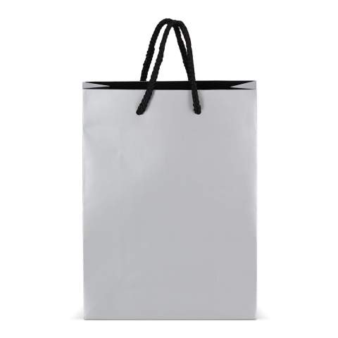 Elegante Geschenktasche aus FSC-zertifiziertem Papier mit 5 mm dicken Kordeln aus recyceltem Polyester. Sie ist für ein Gewicht von bis zu 3 kg ausgelegt und hat ein luxuriöses Aussehen mit schwarzen Griffen und einer schwarzen Innenseite. Perfekt zum Überreichen von Geschenken.
