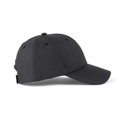 Lässige Mütze in klarem Design. Perfekt für gemütliche Tage oder entspannte Geschäftstermine. Diese 6-Panel-Mütze hat einen geschwungenen Rand und einen vielseitig verstellbaren Schnallenverschluss. Mit einem maximalen Umfang von 63cm bietet diese schlichte und bequeme Kappe für die meisten Kopfgrößen die perfekte Passform. Sie ist aus recyceltem PET mit dem AWARE™-Tracer hergestellt, der die tatsächliche Verwendung recycelter Materialien bestätigt. 2% des Erlöses jedes verkauften Produkts werden an Water.org gespendet.