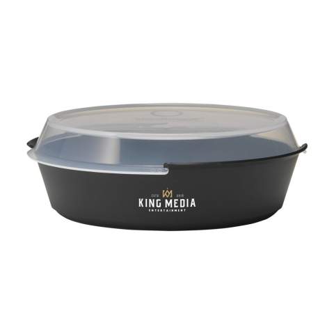 Handliche Kunststoffschale der Marke Circulware. 100% recycelbar. Für Poke Bowls, Salate, Currys und andere Köstlichkeiten geeignet. Mit dem mitgelieferten Deckel verschließbar (nicht luftdicht und nicht auslaufsicher). Stapelbar und daher platzsparend. Eine kluge Wahl, wenn es darum geht, Einwegbehälter für Speisen zum Mitnehmen zu ersetzen. Nicht für den Gefrierschrank geeignet. Mikrowellen- und spülmaschinengeeignet.  Um den Aufdruck zu erhalten, wird Waschen von Hand empfohlen. Fassungsvermögen 800 ml.