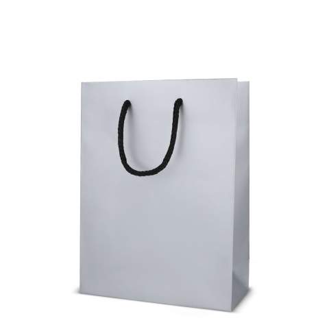 Elegante Geschenktasche aus FSC-zertifiziertem Papier mit 5 mm dicken Kordeln aus recyceltem Polyester. Sie ist für ein Gewicht von bis zu 3 kg ausgelegt und hat ein luxuriöses Aussehen mit schwarzen Griffen und einer schwarzen Innenseite. Perfekt zum Überreichen von Geschenken.
