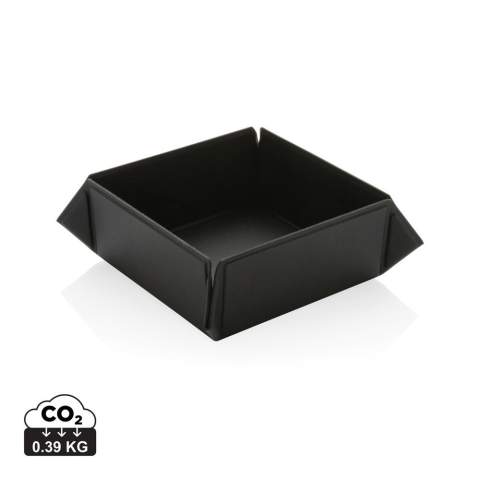 Boîte de rangement pliable et magnétique en PU recyclé certifié RCS. Contenu recyclé total : 21% sur la base du poids total de l'article. La certification RCS garantit une chaîne d'approvisionnement entièrement certifiée pour les matériaux recyclés. La boîte de rangement est livrée à plat dans l'emballage et peut facilement être pliée en boîte de rangement grâce aux aimants intégrés. Parfait pour votre bureau ou votre table de chevet. Emballé dans un emballage FSC® mix.